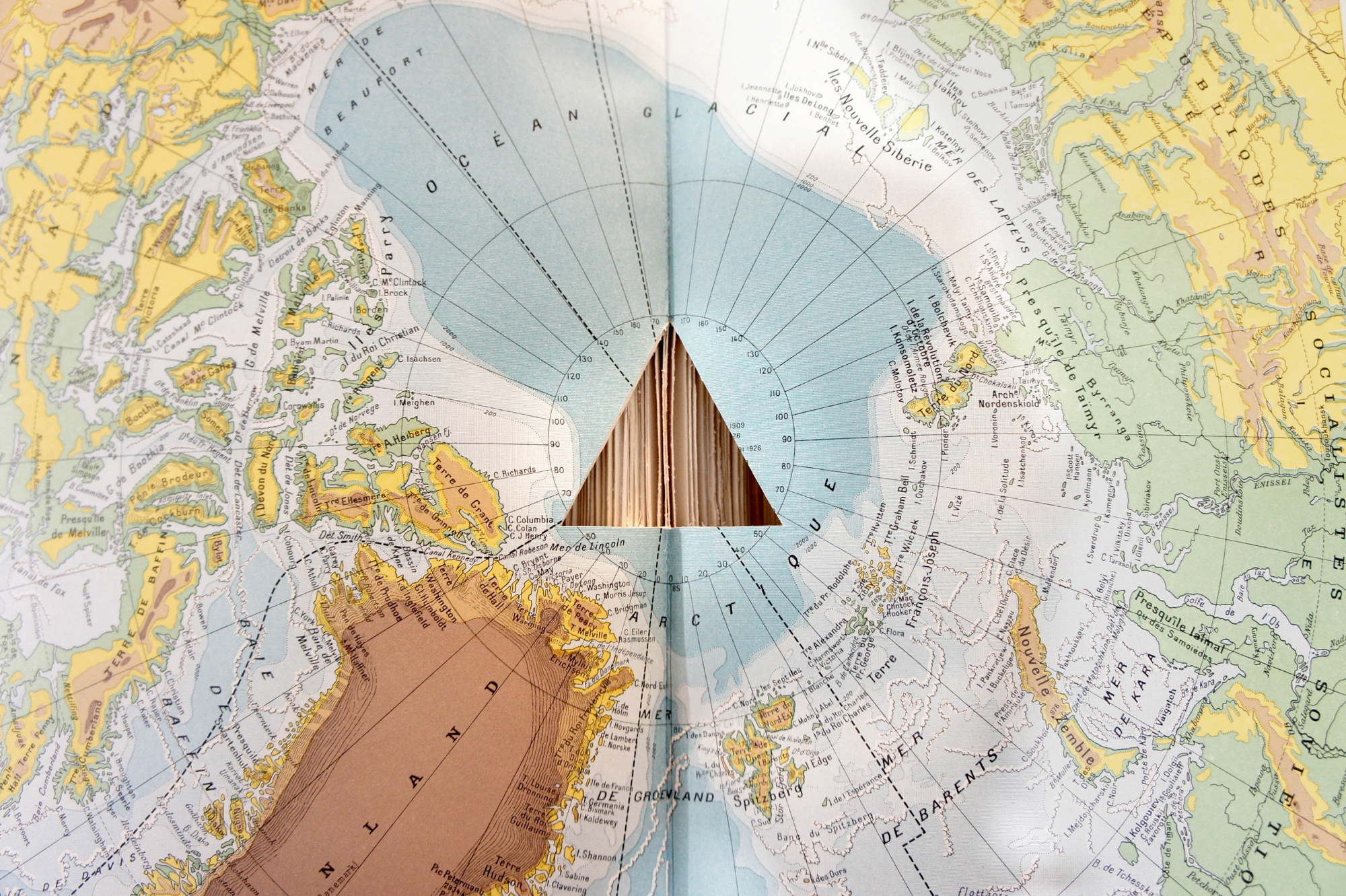 ATLAS, 2014
découpes sur atlas universel quillet – 45 x 25 cm
