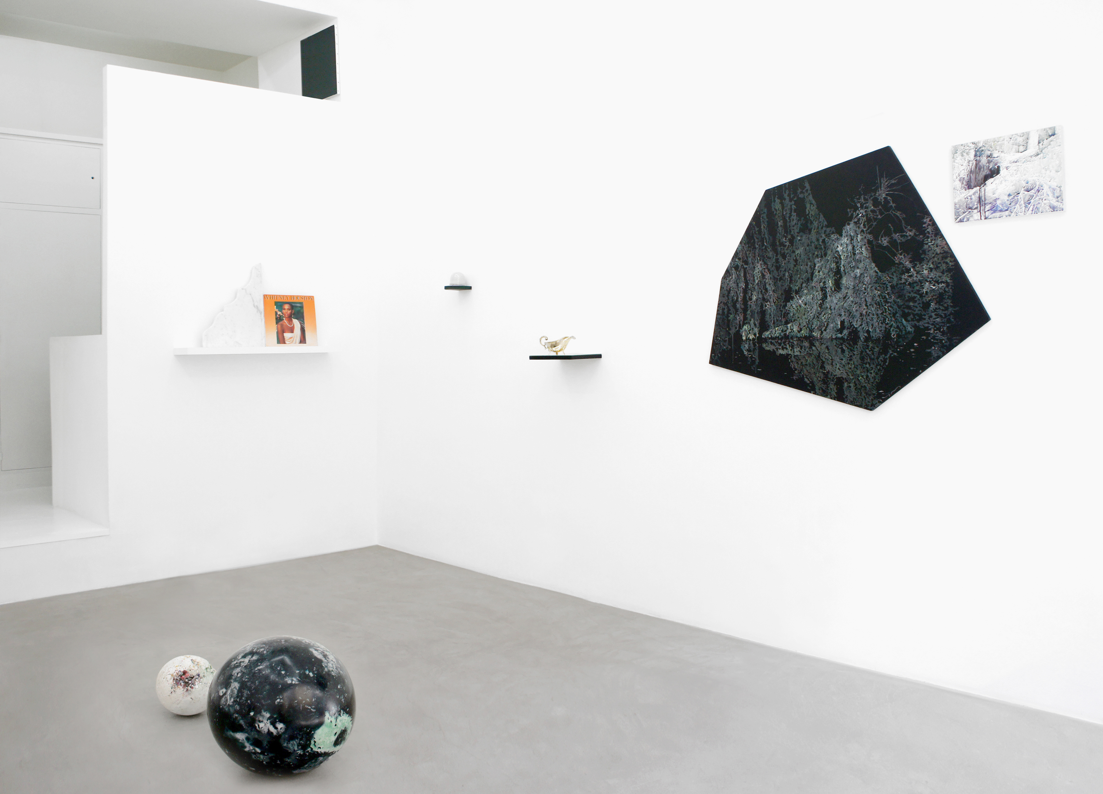 
vue de l'exposition SPLEEN & IDEAL, 2015 
annabelle arlie, anne-laure sacriste, celia nkala, gwendoline perrigueux
