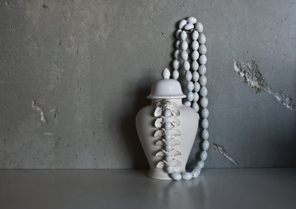 Vase vertébral
Biscuit de Faïence, Porcelaine émaillée, Os Sphénoïde animal - 16 × 30 cm

