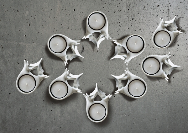 Vertèbres bougeoirs empilables
Porcelaine émaillée - 7 × 10 cm
